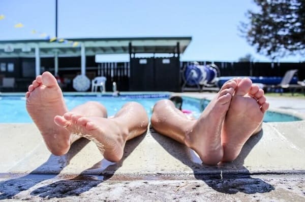 prevenirea ciupercii unghiilor de la picioare în piscină)