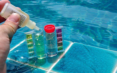 Tratamiento químico y desinfección del agua de la piscina