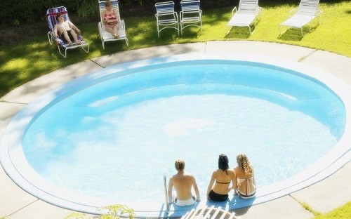 piscina redonda limpia de cal