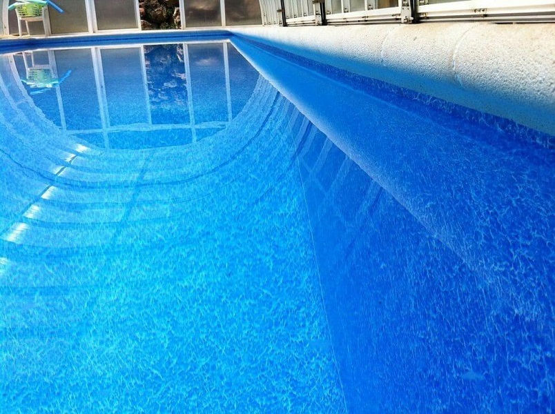 Revestimento de piscina em mármore azul