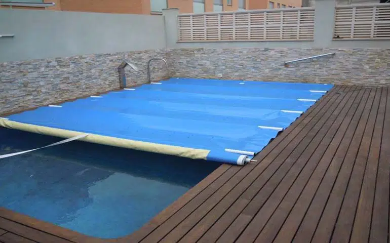 piscina cubierta con revesstimiento piscina pv