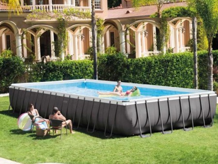 piscina desmontable sobre cesped artificial