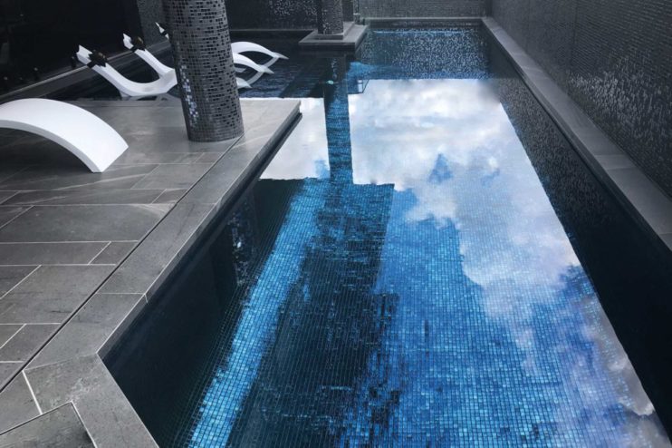 piscina mosaico azul oscuro