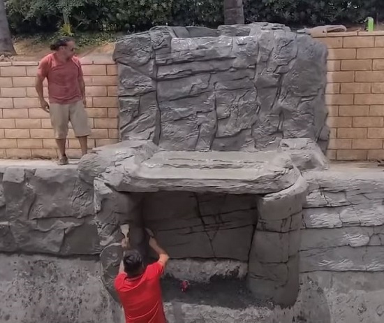 instalar piscina con cascada de piedra