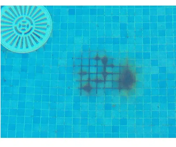 Manchas de oxido en la piscina