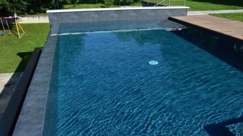 liner piedra piscina agua negra