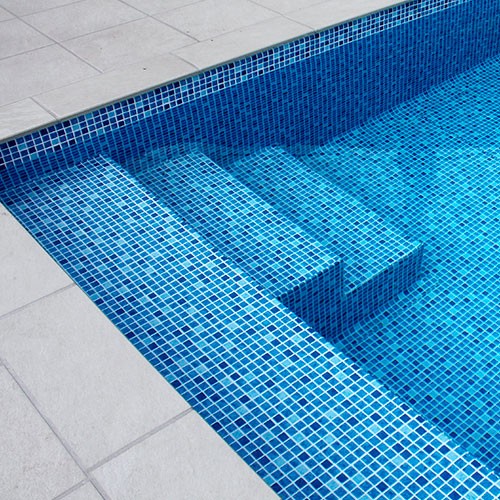 бассейн из ламината синей мозаики